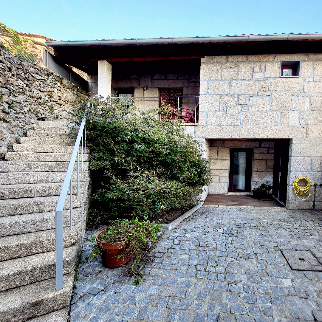 Vista exterior da Casinha I com jardim verde em Loureda, Arcos de Valdevez