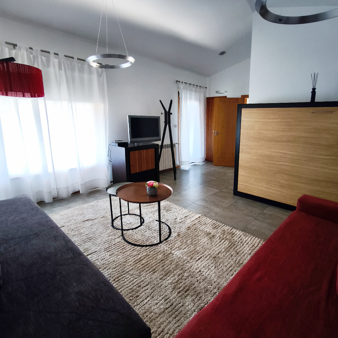 Detalhe dos produtos de higiene e toalhas disponibilizados na casa de banho