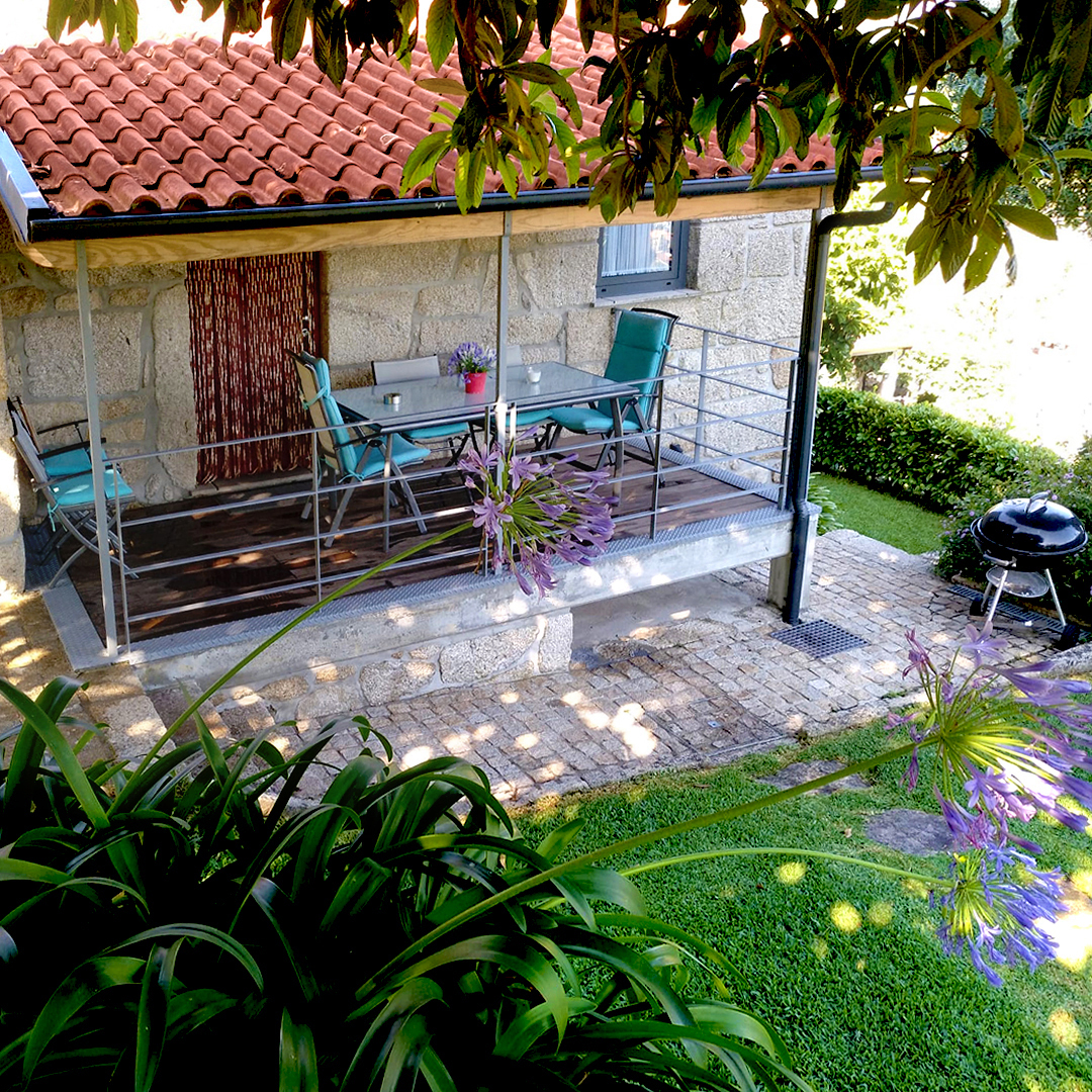 Casa de banho elegante com cabina de duche ao nível do chão