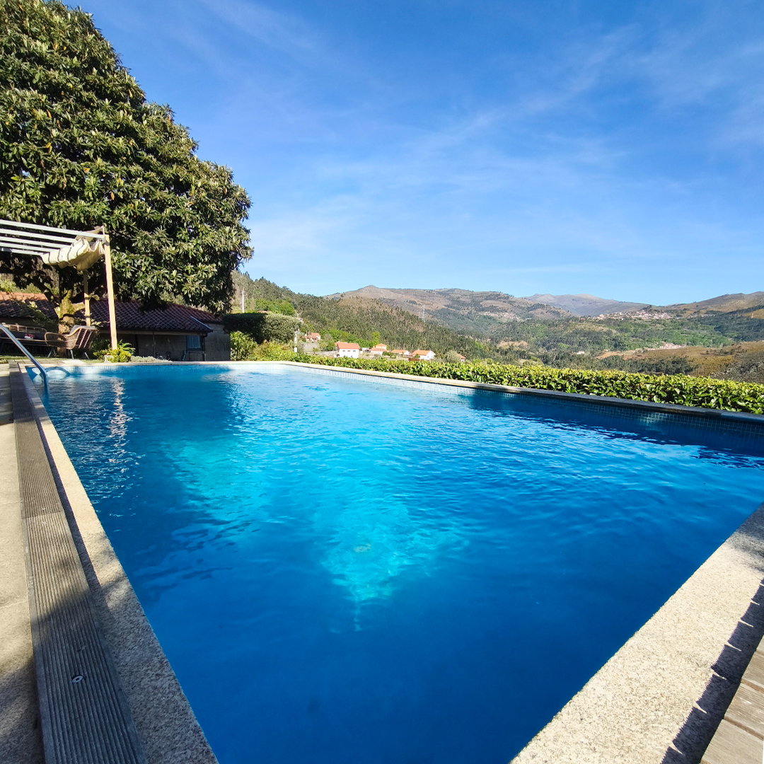 Piscina partilhada das Casinhas de Loureda rodeada de vegetação