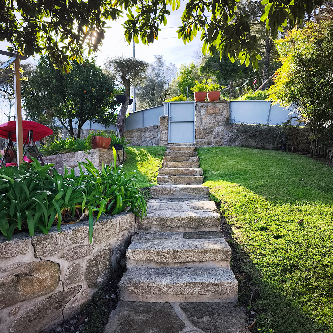 Portas de vidro deslizantes abertas para o terraço da Casinha I